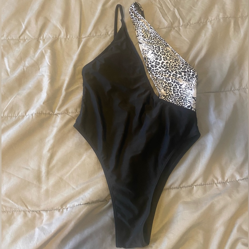 SHEIN Black and White One-Shoulder Swim One Piece
